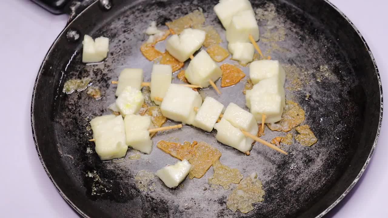 在白色背景视频中配上香菜的潘奶酪视频下载