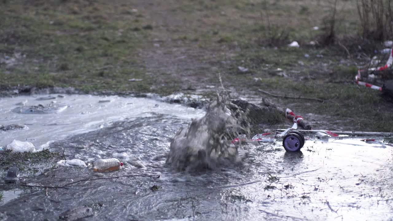 这个深渊充满了污水，从底部一条破裂的下水道喷涌而出。视频素材