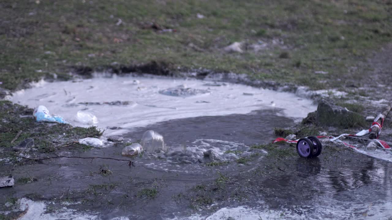 这个深渊充满了污水，从底部一条破裂的下水道喷涌而出。视频素材