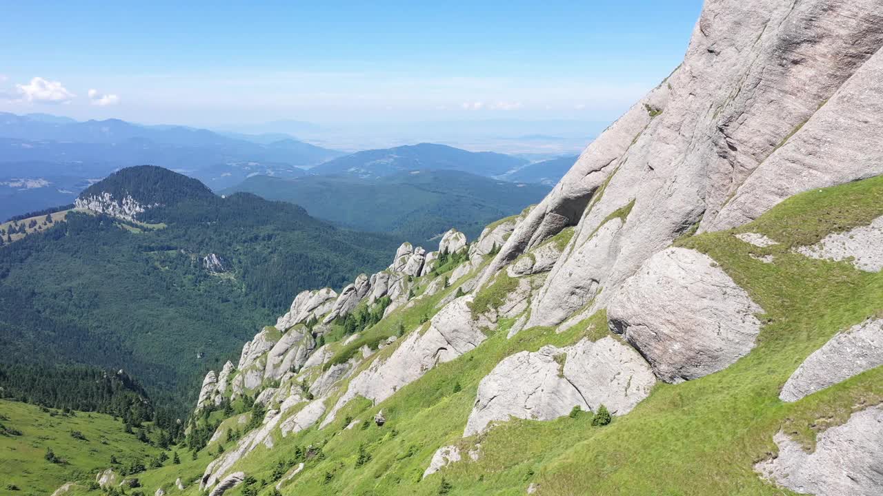 飞过高高的山脊。无人机拍摄的白色沉积岩。喀尔巴阡山视频素材