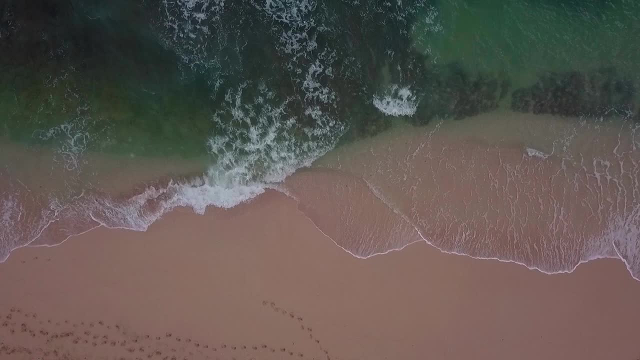 从上到下的海浪航拍镜头视频素材