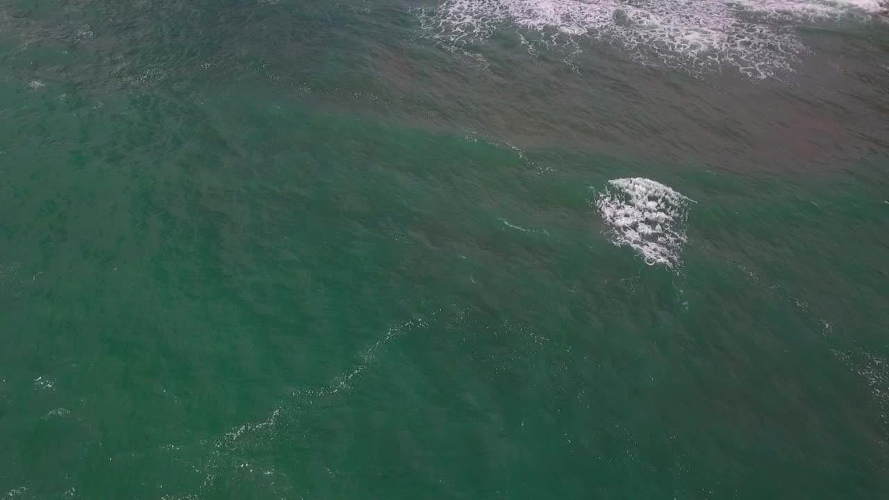 从上到下的海浪航拍镜头视频素材