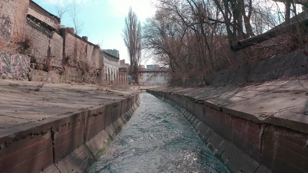 这条河，在城市的一个混凝土水库中流动。视频素材