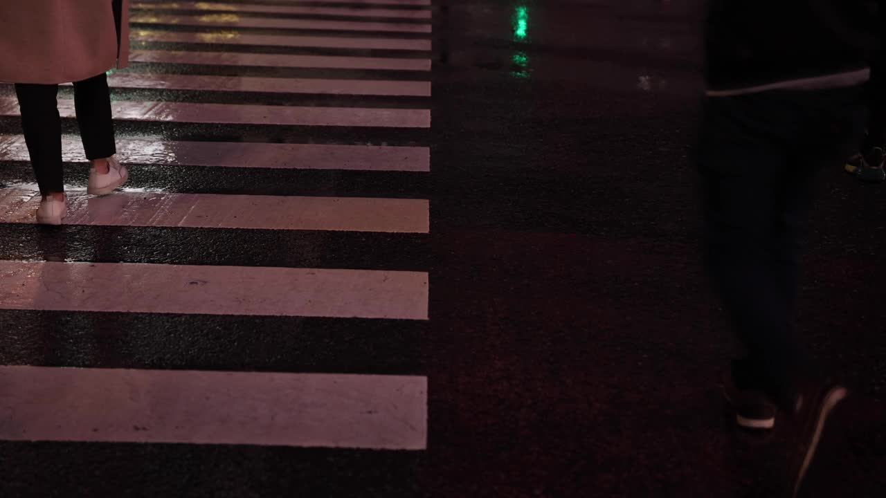 涉谷十字路口的一个雨天，高速拍摄行走的人的身体部位视频素材