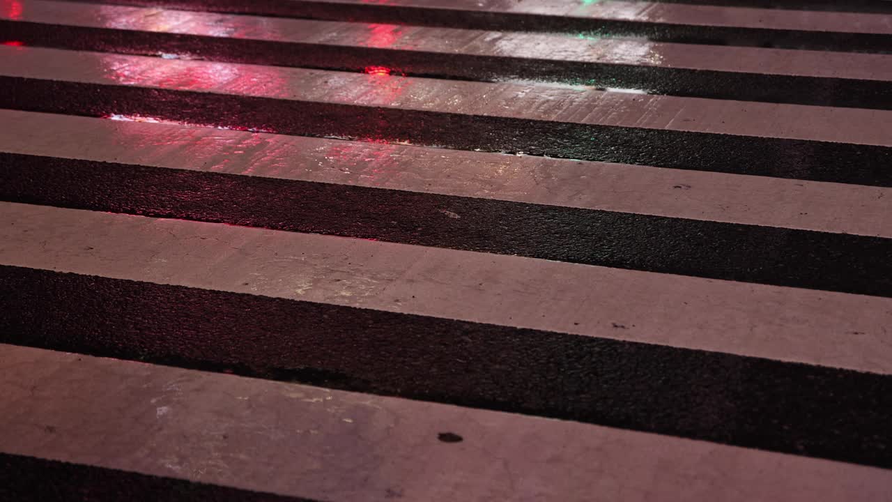 涉谷十字路口的一个雨天，高速拍摄行走的人的身体部位视频素材