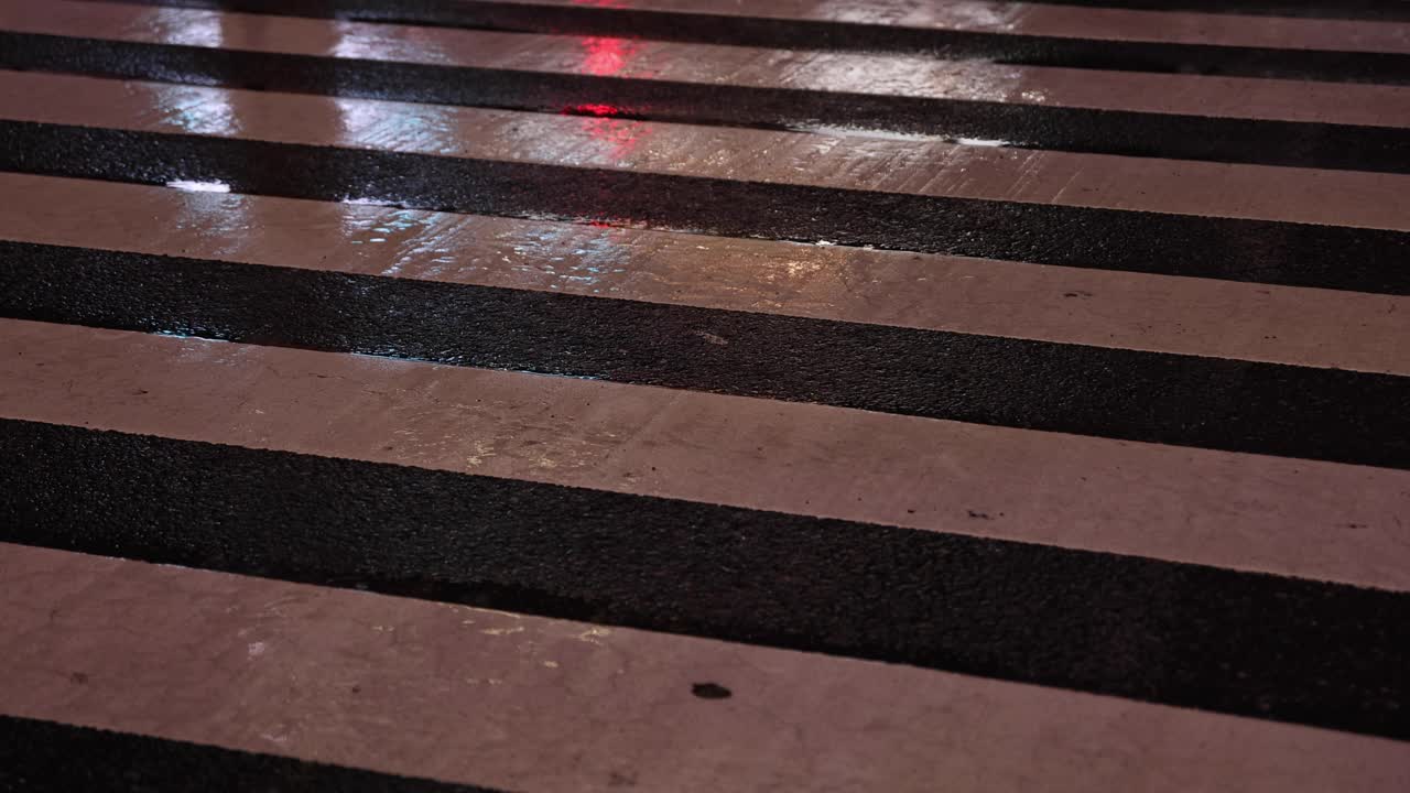 涉谷十字路口的一个雨天，高速拍摄行走的人的身体部位视频素材