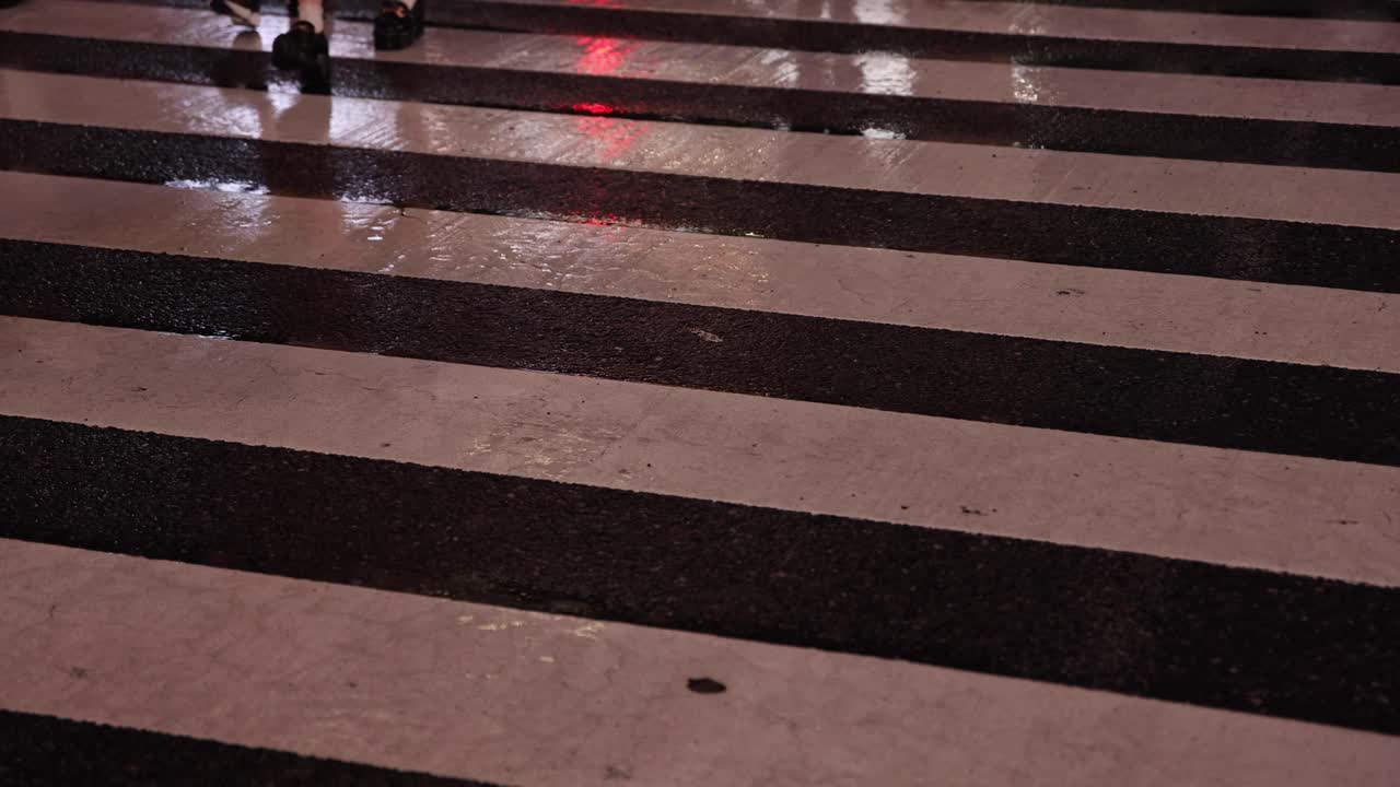 涉谷十字路口的一个雨天，高速拍摄行走的人的身体部位视频素材