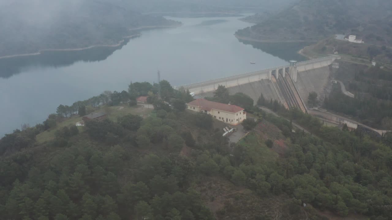 西乌拉纳大坝鸟瞰图。西班牙视频素材