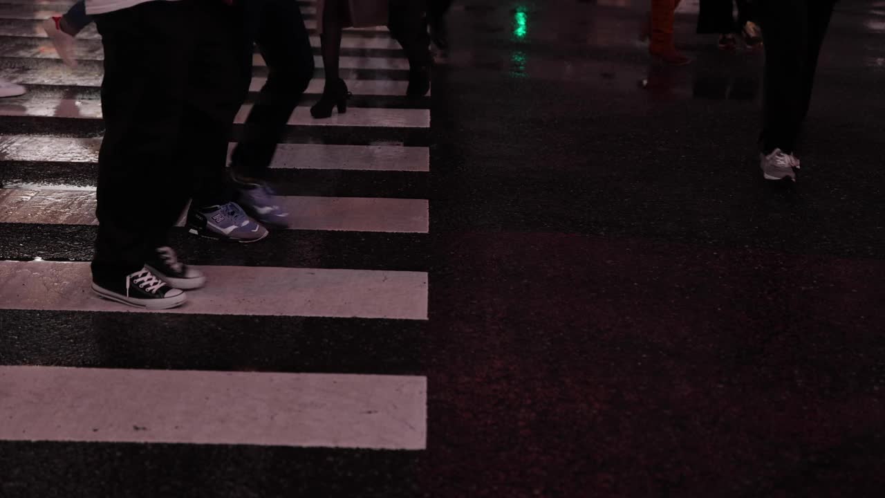 涉谷十字路口的一个雨天，高速拍摄行走的人的身体部位视频素材