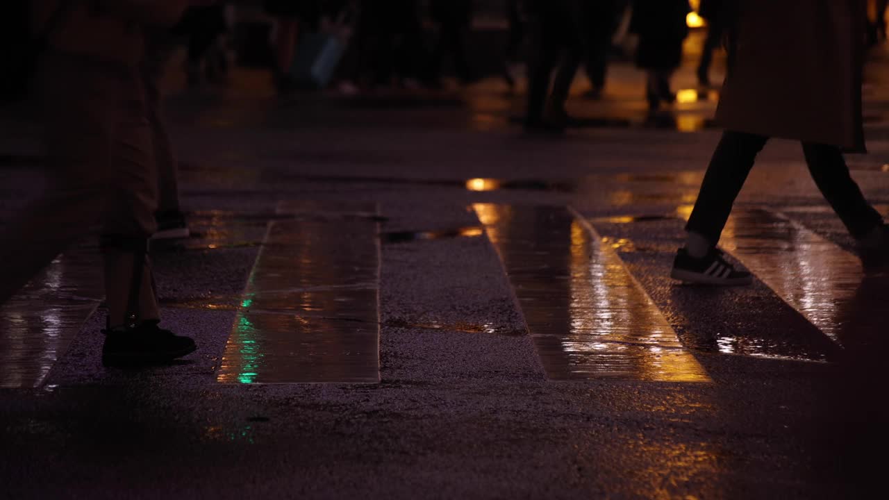 涉谷十字路口的一个雨天，高速拍摄行走的人的身体部位视频素材