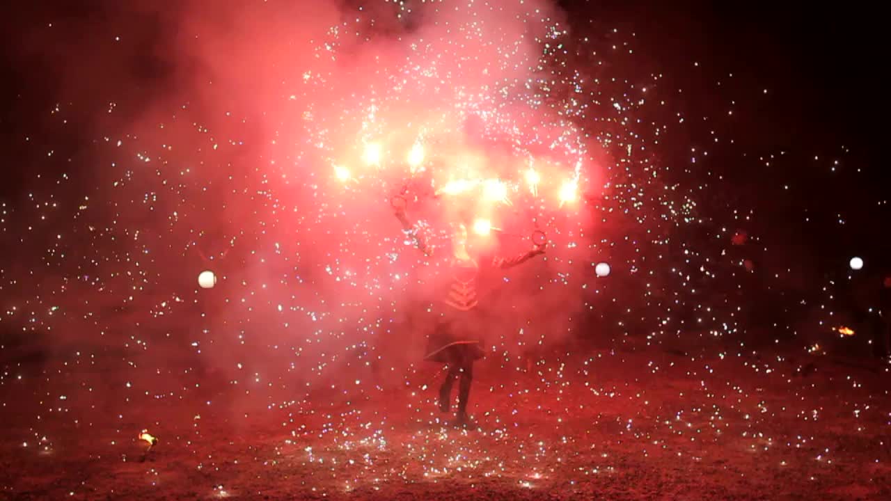 火表演，红色的灯光，火表演令人惊叹的夜晚视频素材