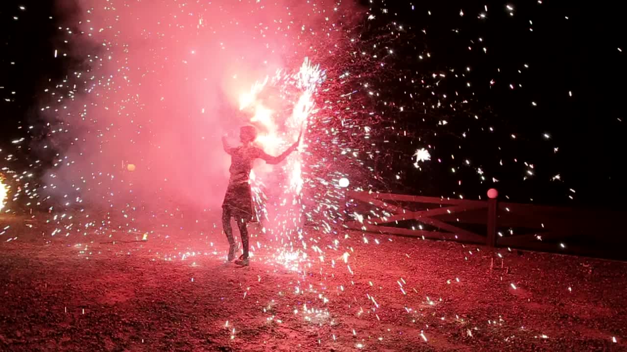 火表演，红色的灯光，火表演令人惊叹的夜晚视频素材