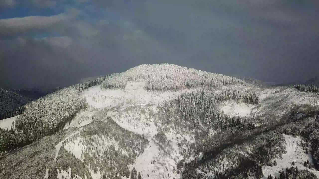 鸟瞰图的一个小屋在冬天田园诗般的雪建立拍摄。视频素材