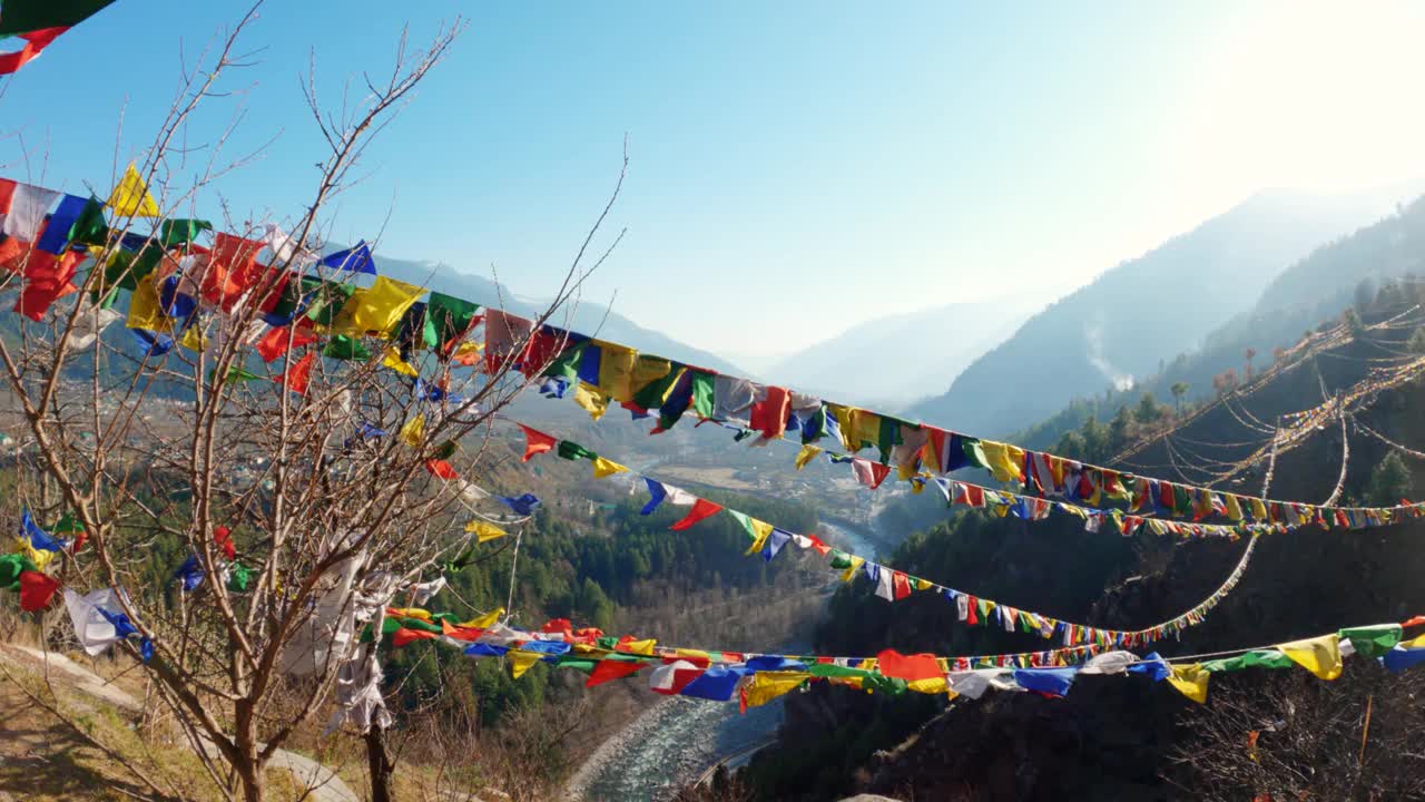 印度喜马恰尔邦(喜马恰尔邦)附近的Patlikuhal村，盘干宁马寺(Pangan Nyingma Monastery)的彩色佛教藏传经幡覆盖在山上视频素材