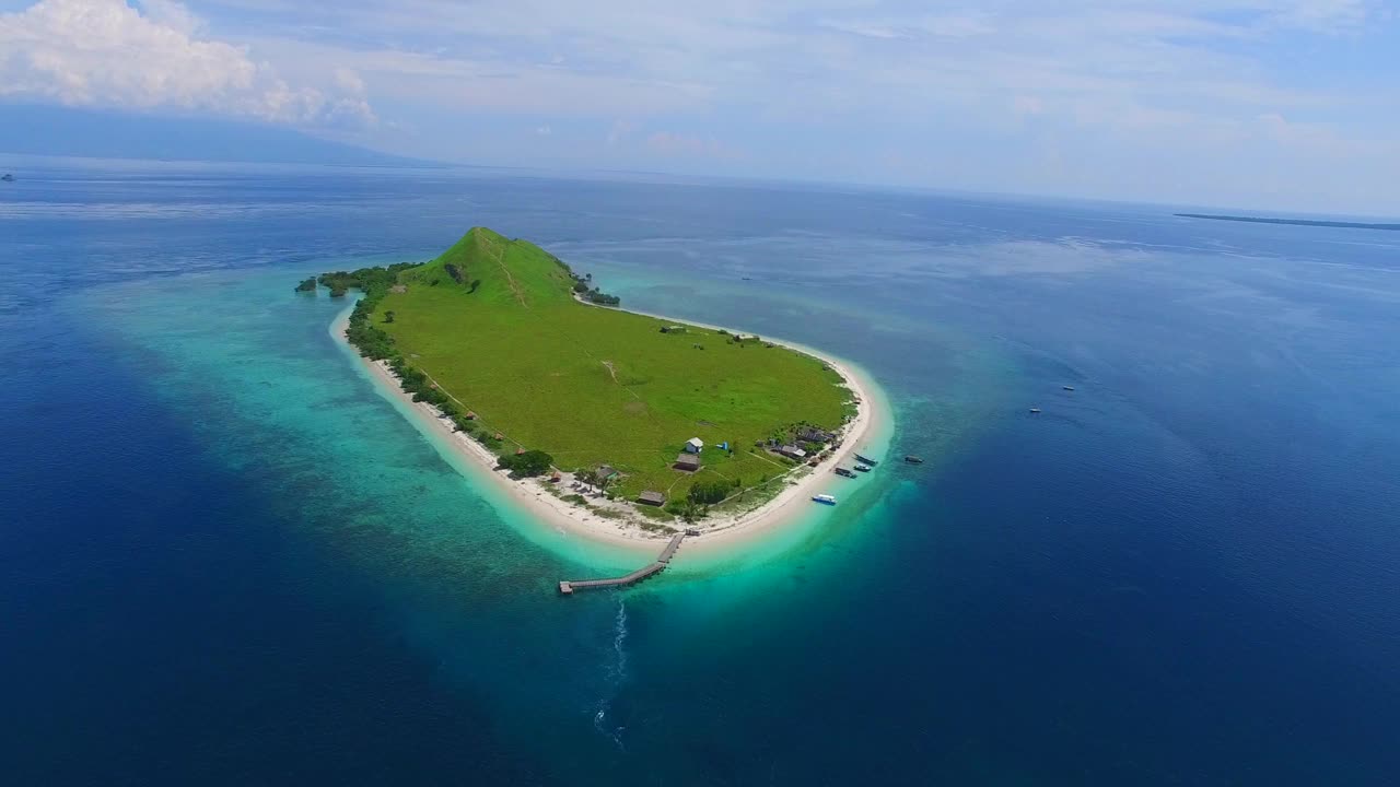 鸟瞰图岛与热带海滩和晴朗的天空视频素材