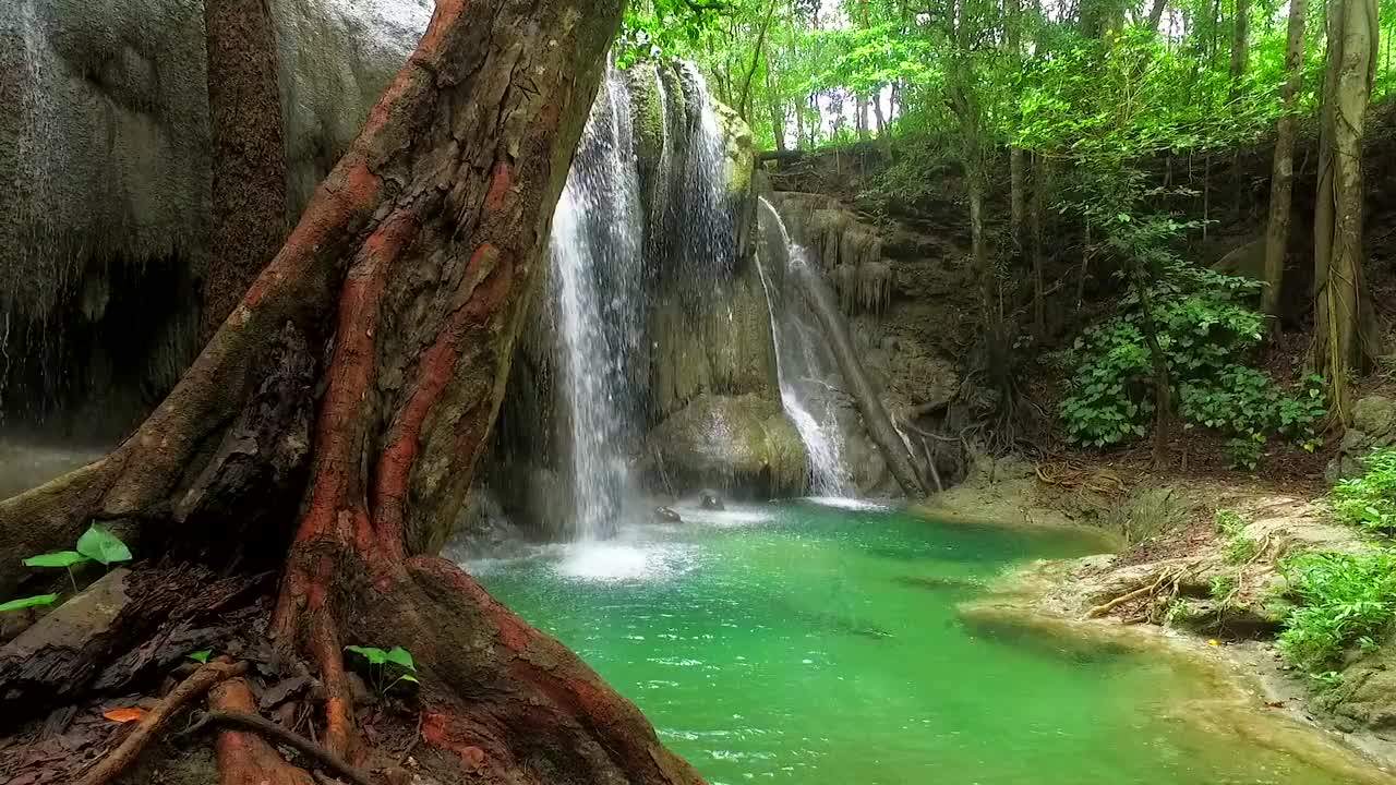 森林深处的瀑布位于莫约岛的马塔艾吉图瀑布，峡谷苍翠视频素材