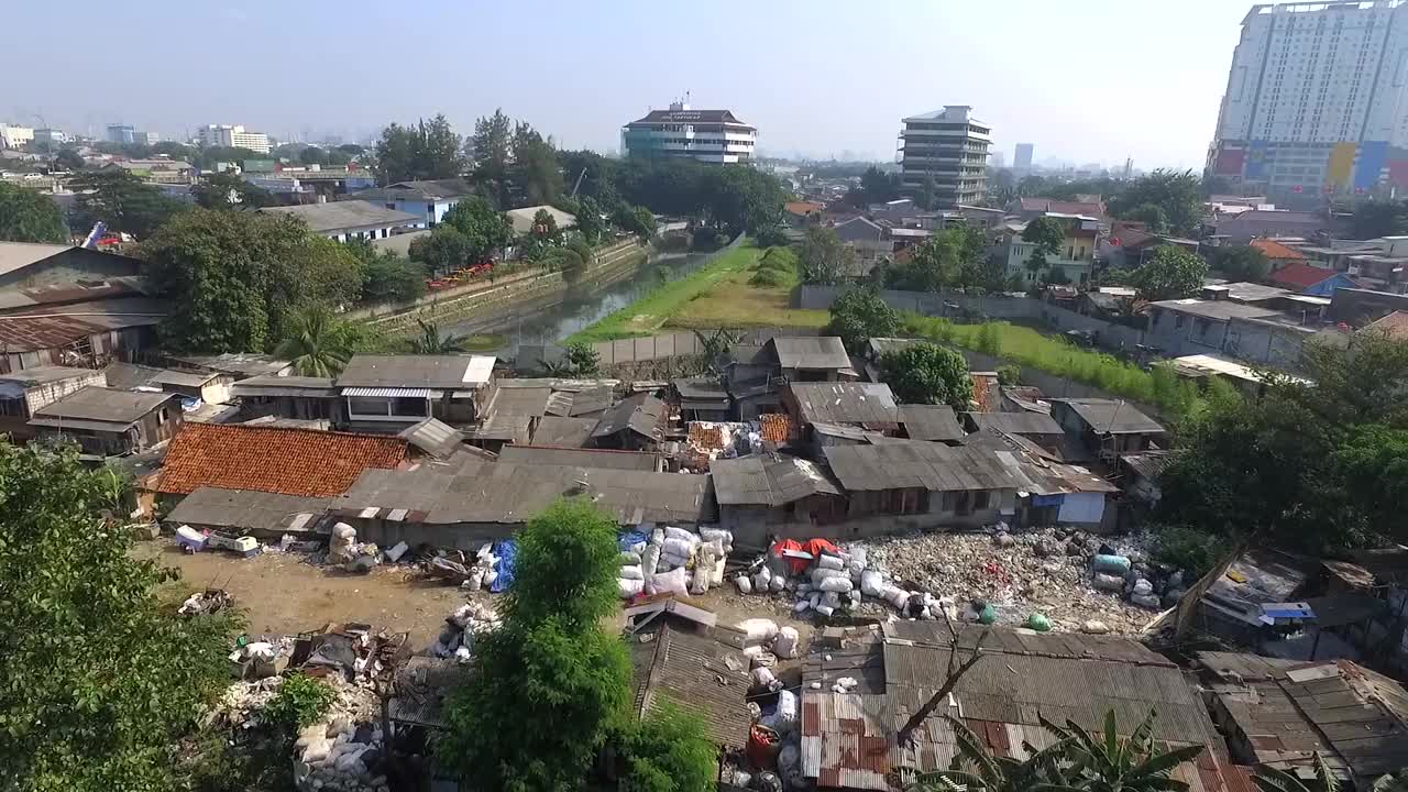 雅加达河边的贫民窟木屋视频素材