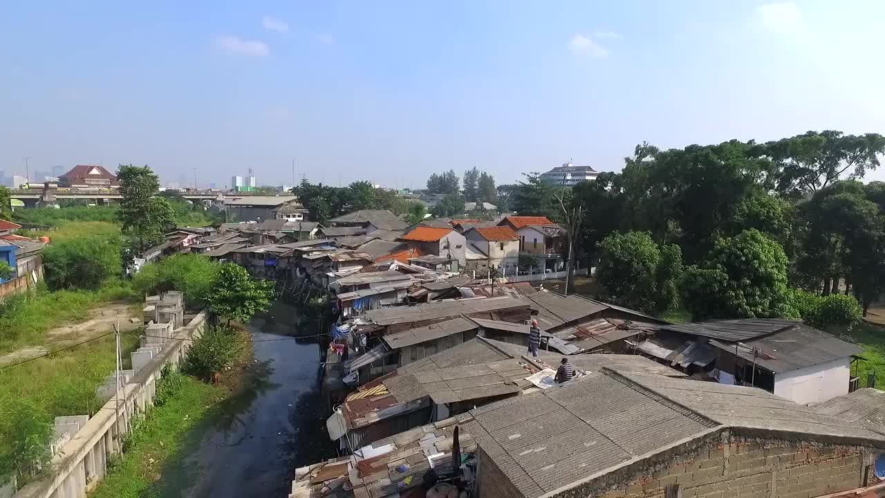 雅加达河边的贫民窟木屋视频素材