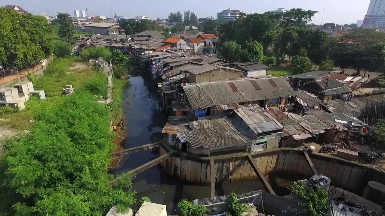 雅加达河边的贫民窟木屋视频素材