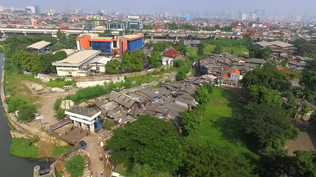 雅加达河边的贫民窟木屋视频素材