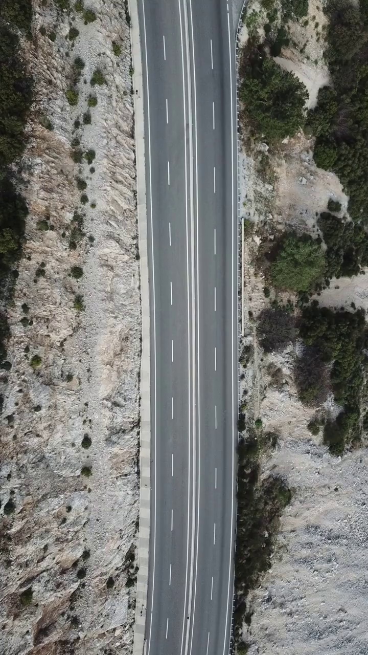 垂直视频空中沥青路面和车辆视频素材