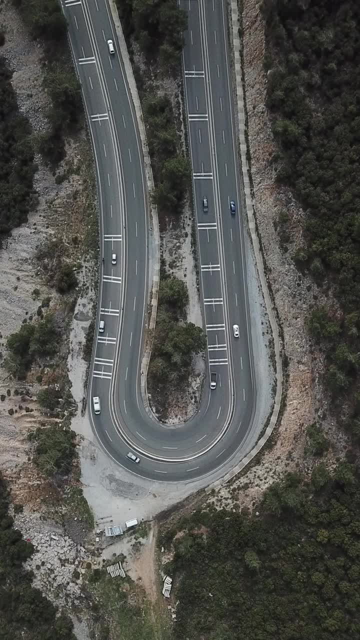 垂直视频空中沥青路面和车辆视频素材