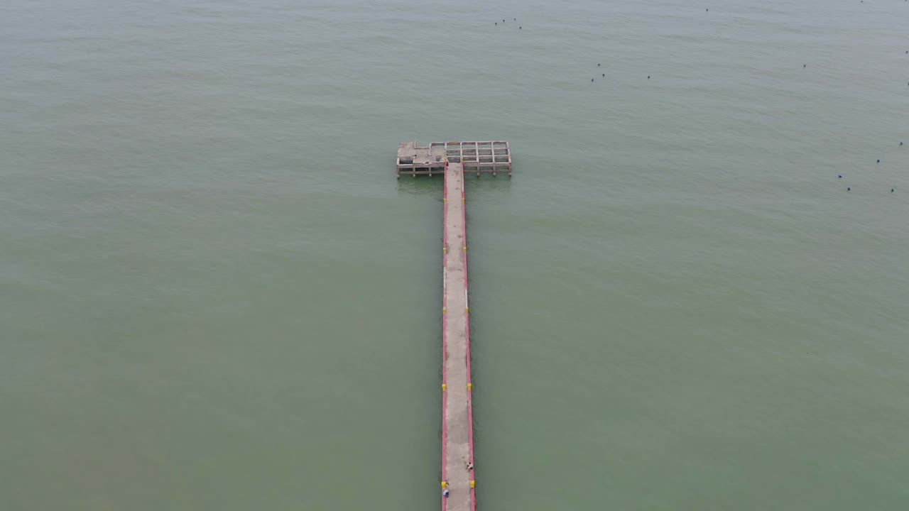 鸟瞰图的旧码头或码头在港口在岛屿，海洋或海湾与蓝色绿松石海水旅游和运输概念。前视图。视频素材