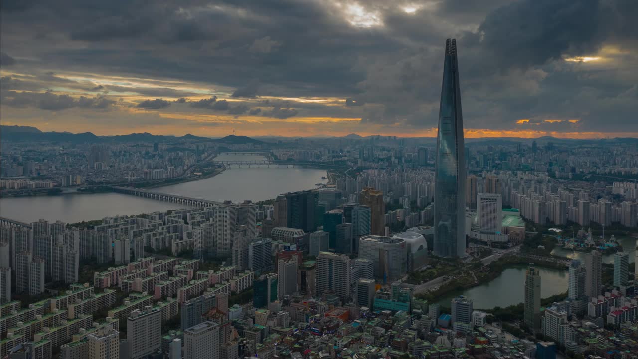 飞越首尔著名塔，河边，城市，日落，天空，空中全景，4k时间间隔韩国视频素材