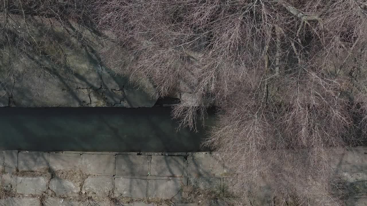 这条河，在城市的一个混凝土水库中流动。视频素材