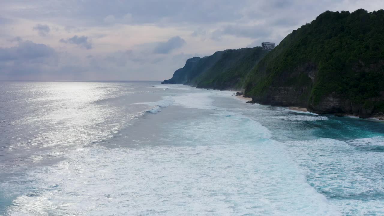 印尼巴厘岛南海岸的美拉斯蒂海滩视频素材