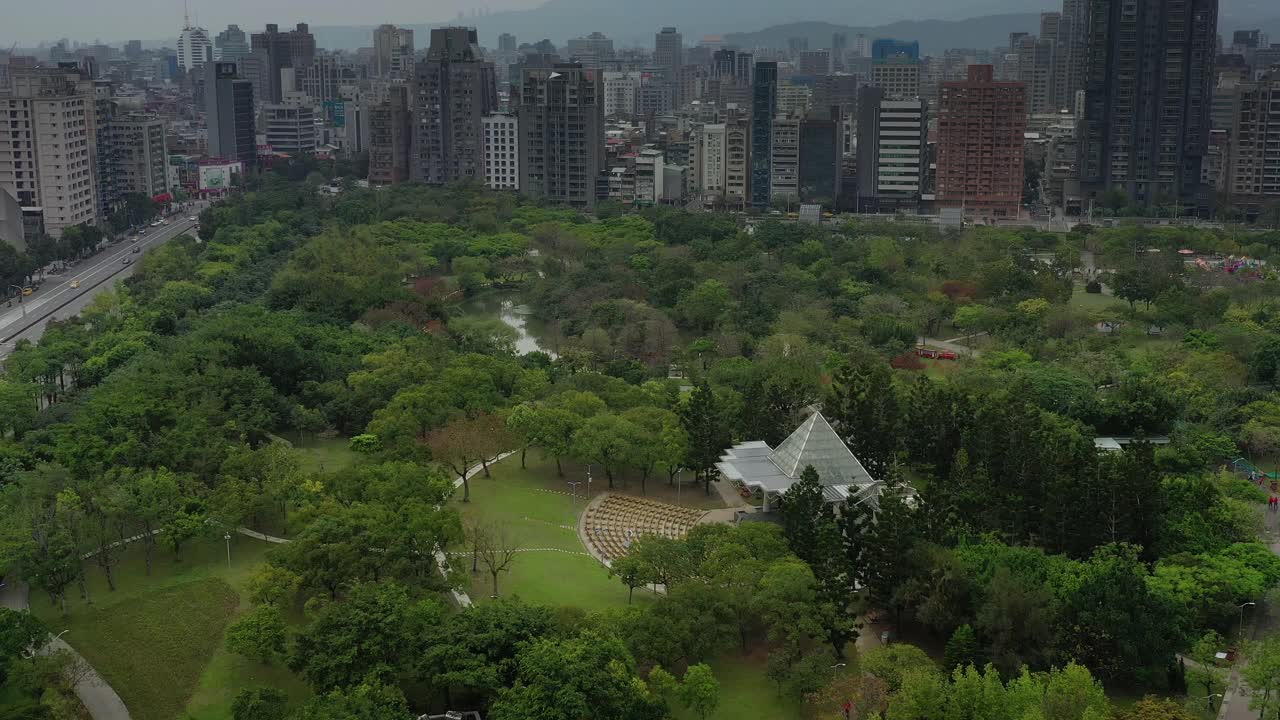 多云的天台北城市生活街区公园地方池塘景观航拍全景4k台湾视频素材