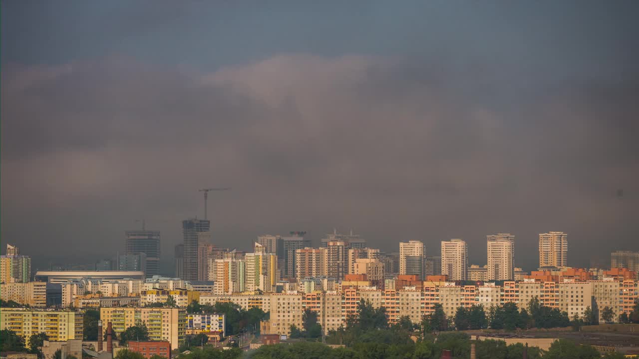 日落时间明斯克城市景观屋顶全景4k时间推移白俄罗斯视频素材