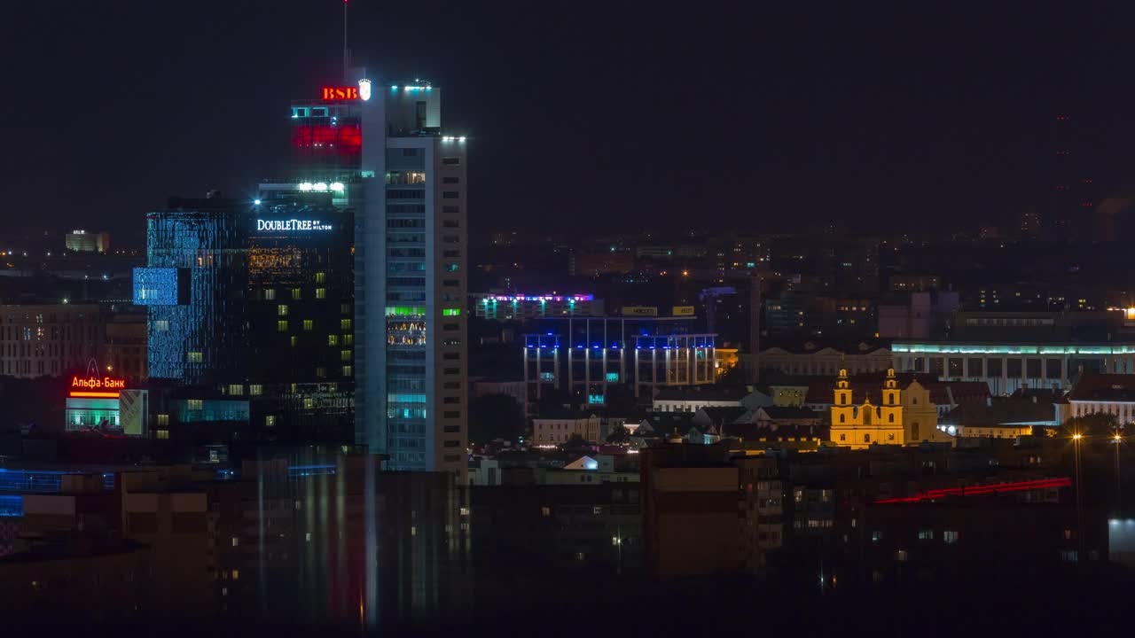 夜晚时间照亮明斯克城市中心屋顶全景4k时间间隔白俄罗斯视频素材