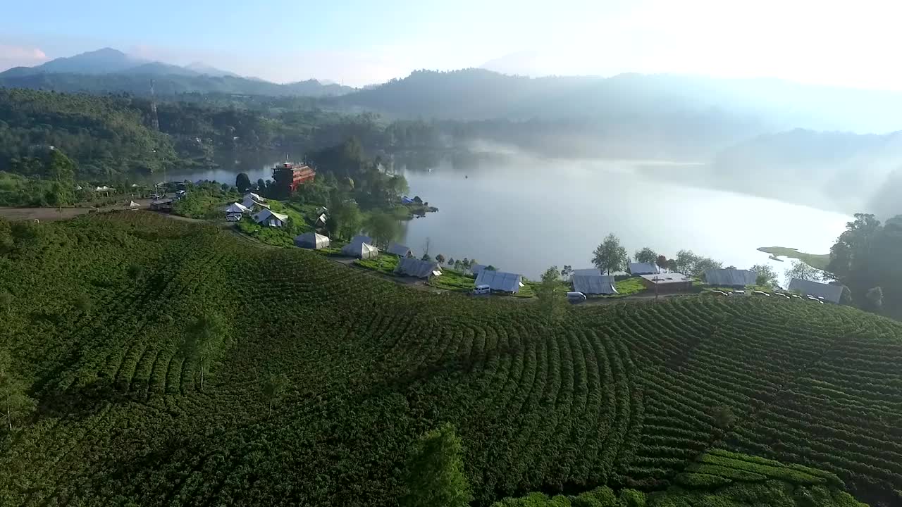 空中日出湖，美丽的帕腾岗湖和绿茶田在ciwidey印度尼西亚视频素材