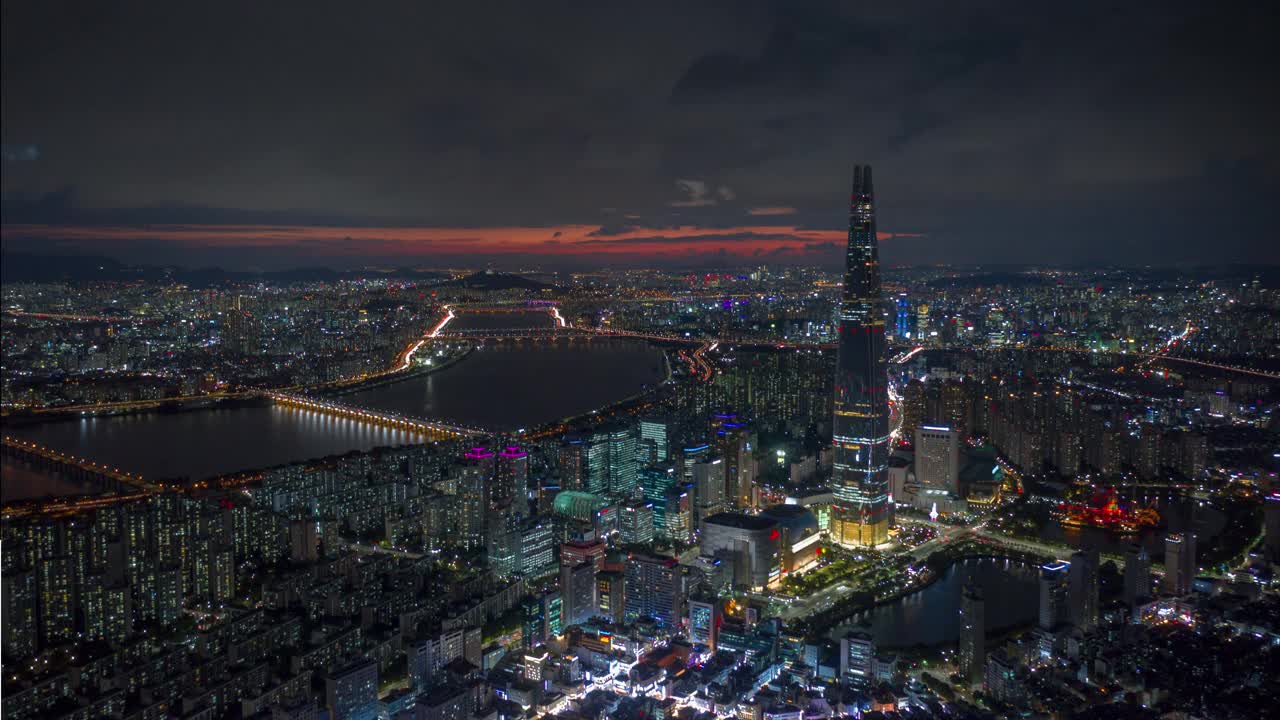 日落之夜照亮首尔城著名的塔滨江湾空中全景，4k时间跨度的韩国视频素材