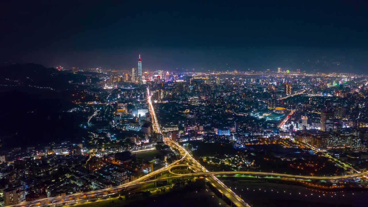 台北市景夜景时间照明交通路口屋顶空中全景4k时间推移台湾视频素材