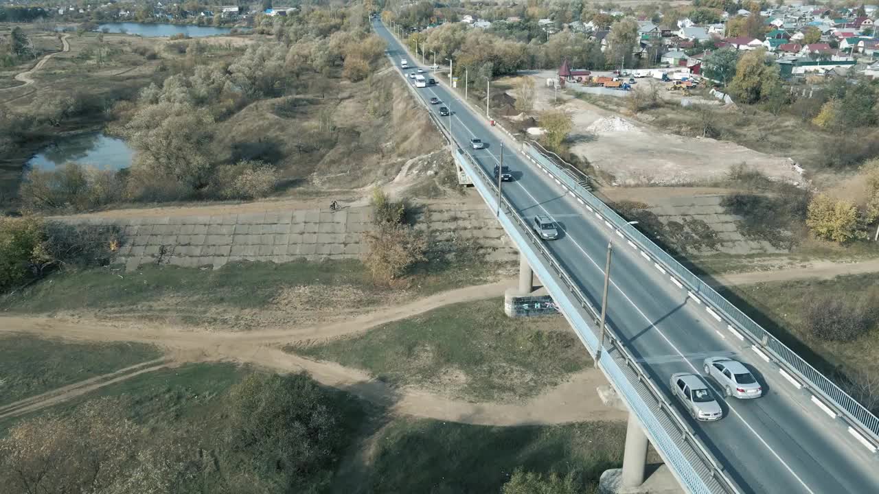 从鸟瞰道路上的交通。视频素材