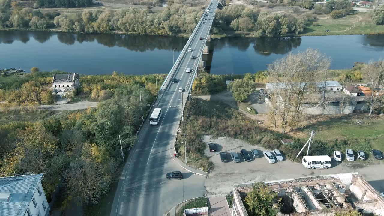 从鸟瞰双车道公路桥上的交通。视频素材