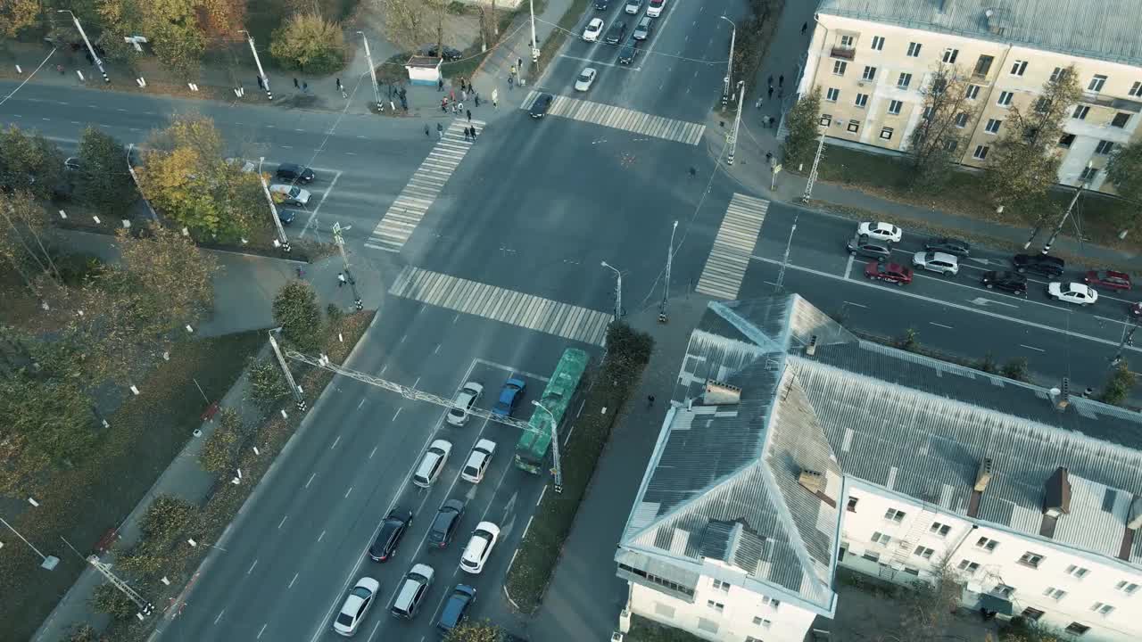 一个宽阔的十字路口，在早上有大量的汽车在城市视频素材