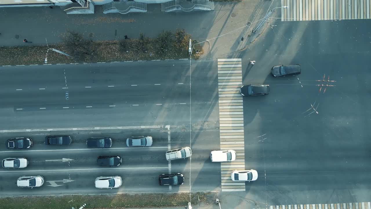 宽阔的马路在早晨的十字路口，汽车直行视频素材