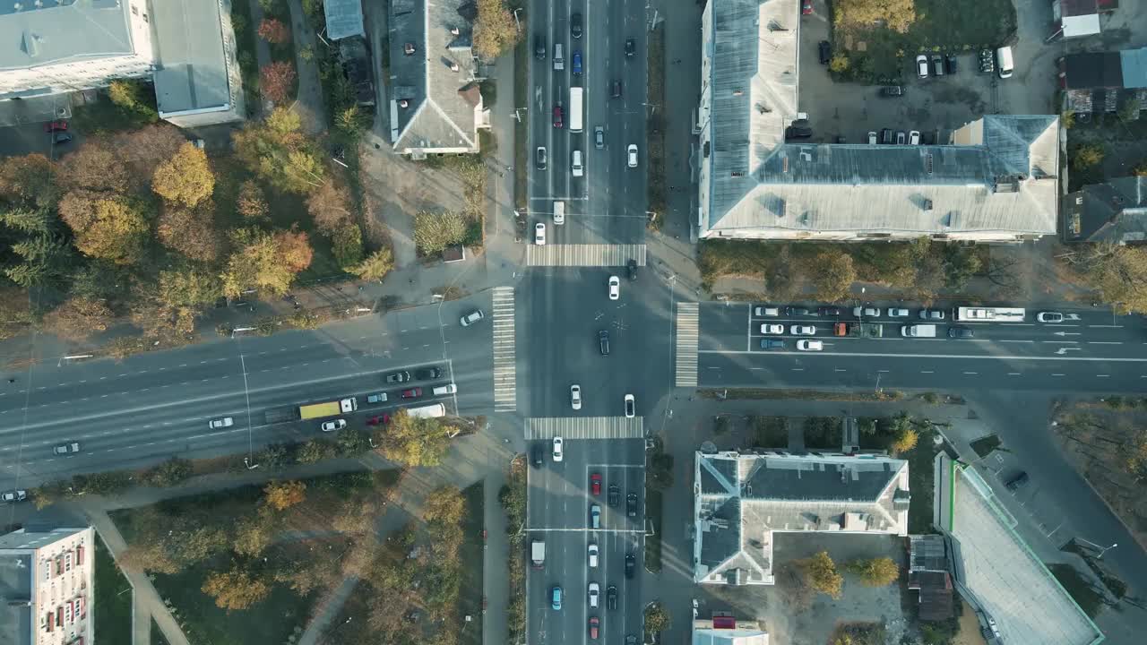 一个宽阔的城市道路十字路口在早上很多汽车站和走视频素材