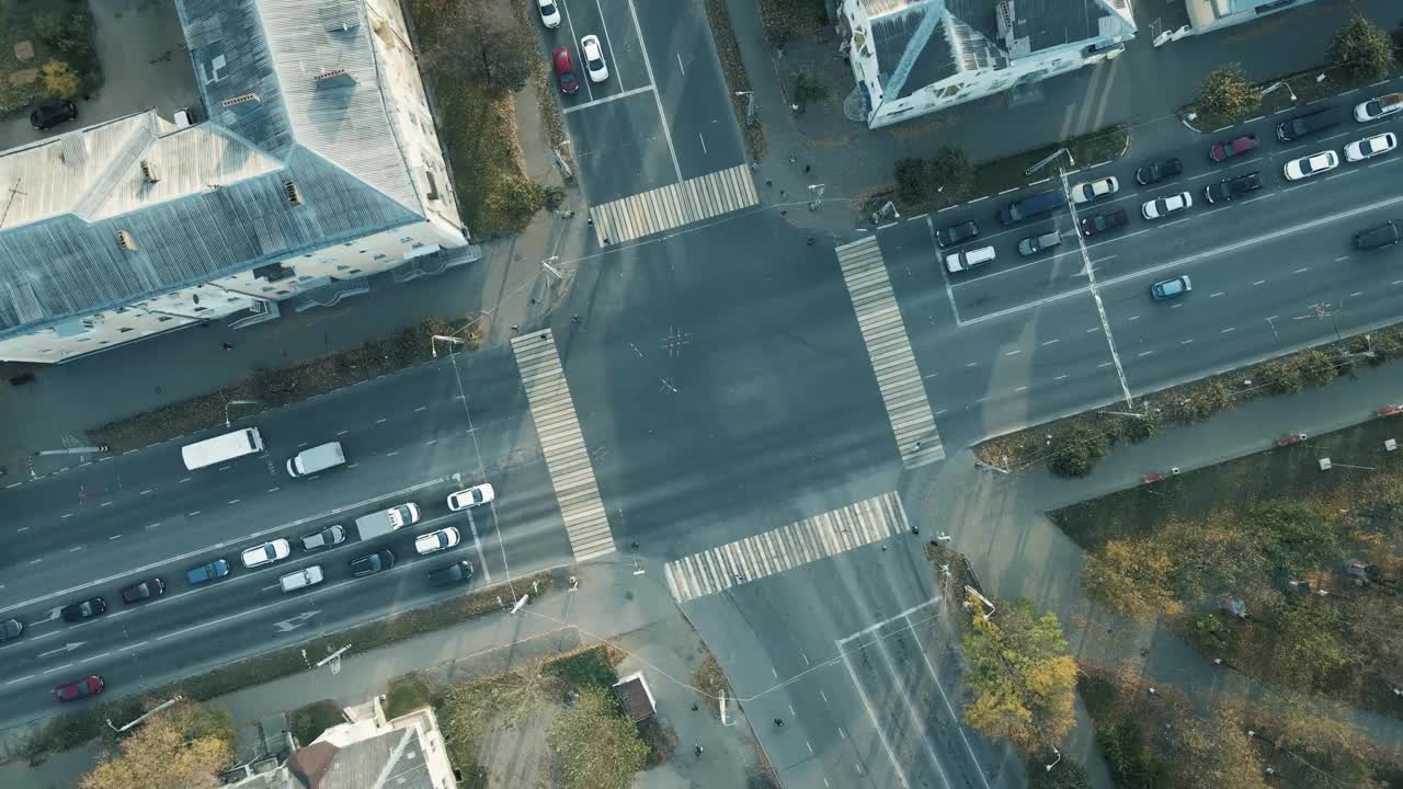 在一个大城市的十字路口的早晨，汽车都在红绿灯前。视频素材