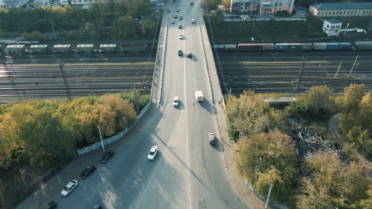 清晨横跨市桥的铁路，车辆都在积极行驶。视频素材