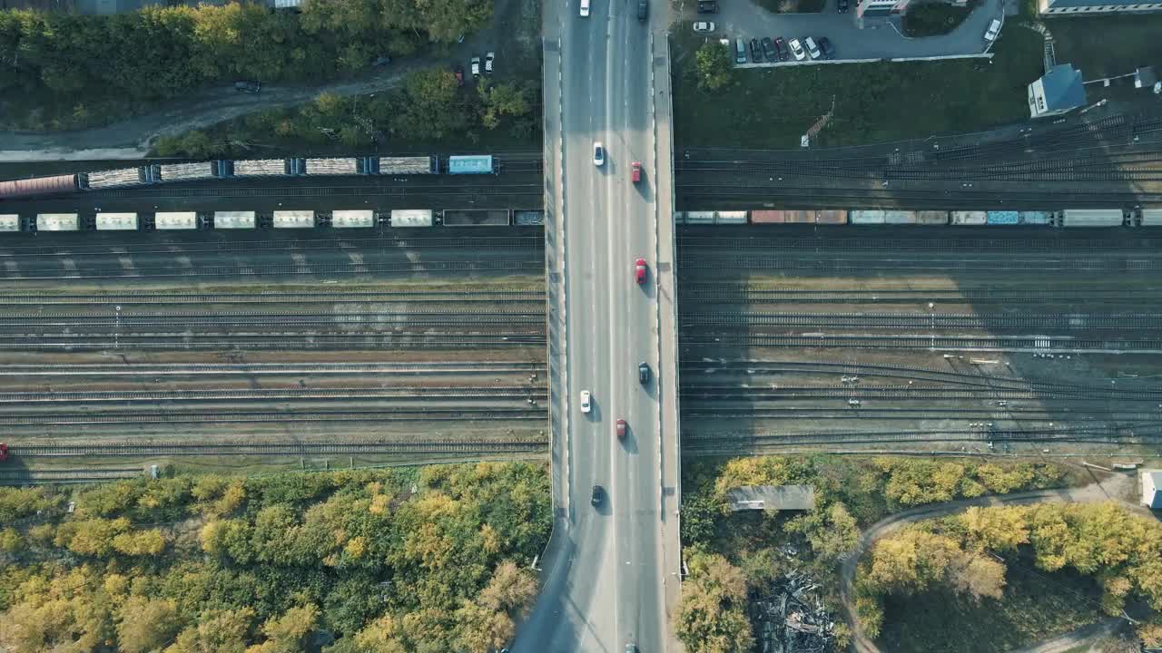 早晨，汽车在城市的桥上穿过铁路。视频素材