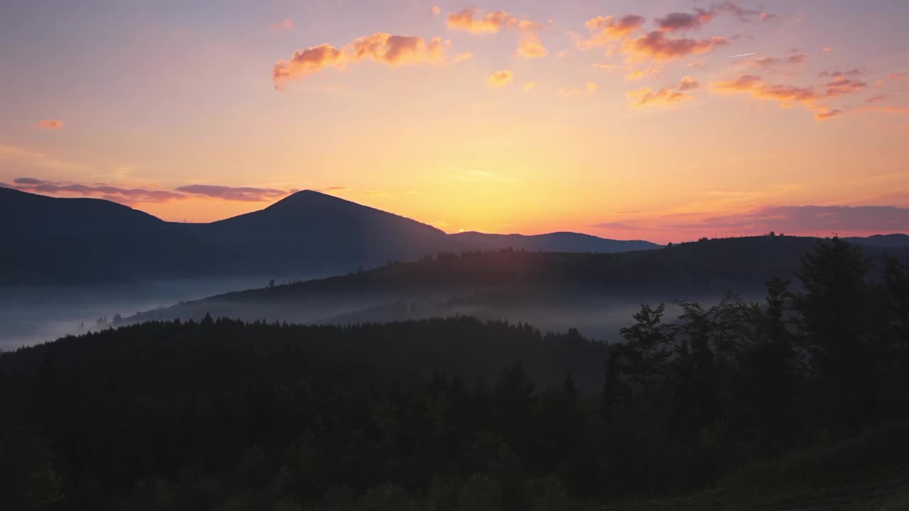 太阳在山峰后面升起。快动作视频素材