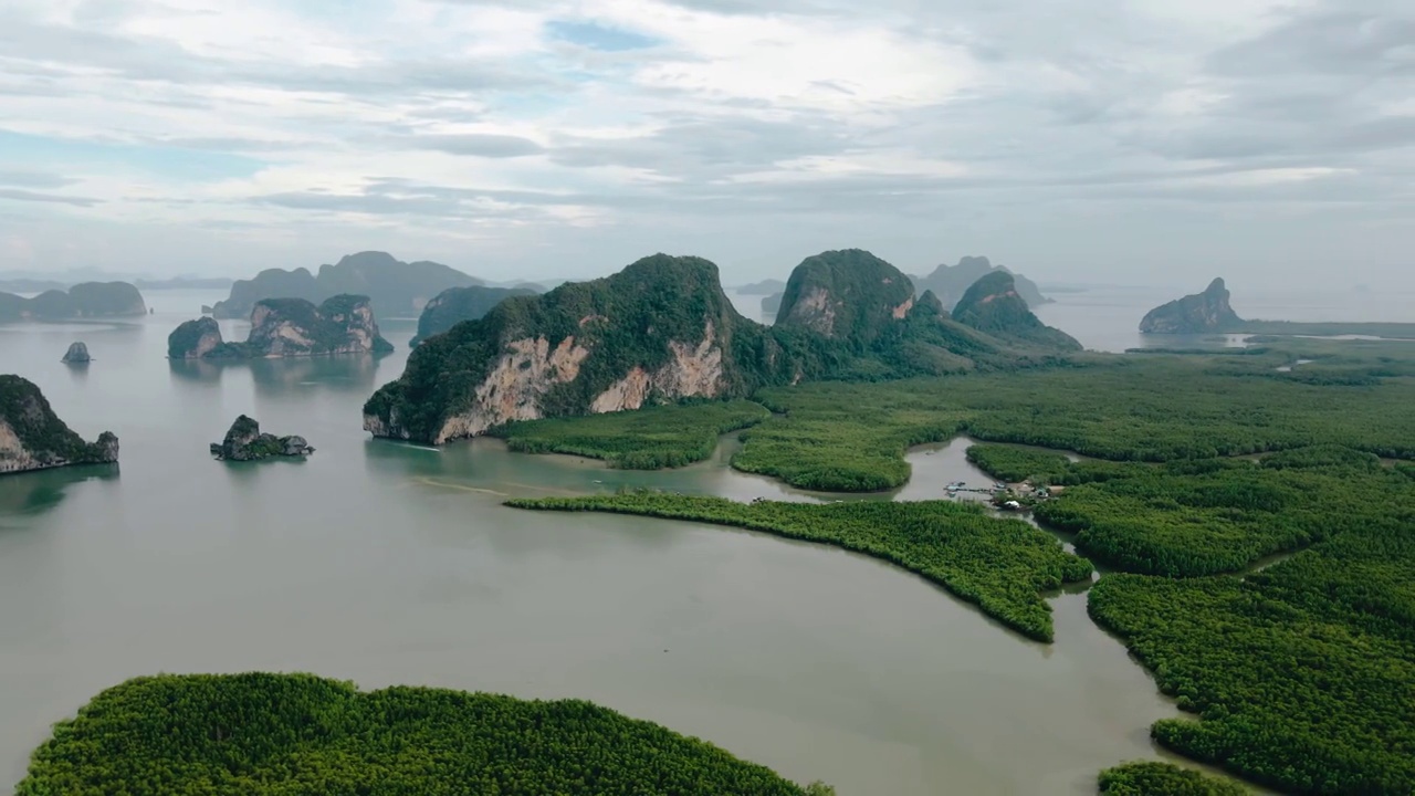 鸟瞰图热带惊人的山脉和海洋蓝色的Samed Nang Chee在泰国受欢迎的旅游地点。视频素材