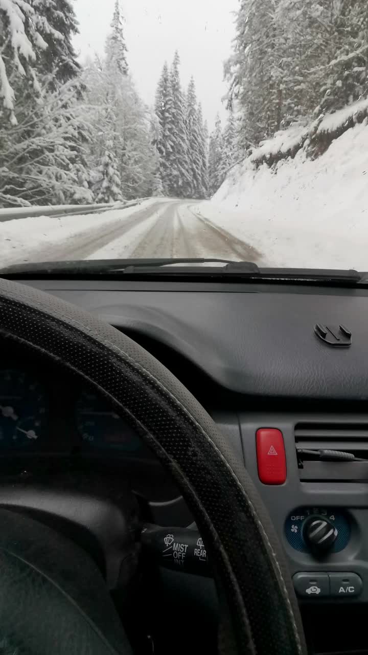 汽车观点。2019冠状病毒病(COVID-19)大流行期间，在大雪中行驶在高速公路上上班。生活忙碌，交通慢了下来。视频素材