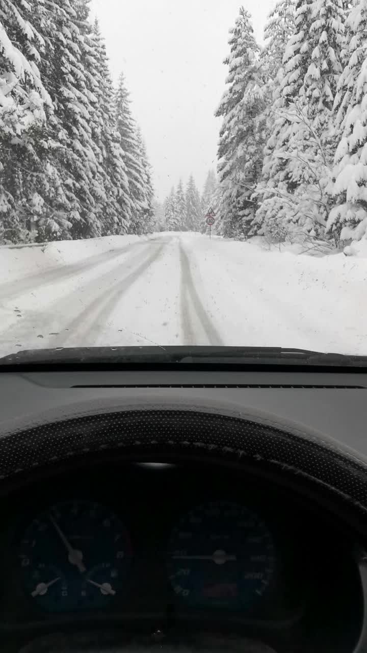 汽车观点。2019冠状病毒病(COVID-19)大流行期间，在大雪中行驶在高速公路上上班。生活忙碌，交通慢了下来。视频素材