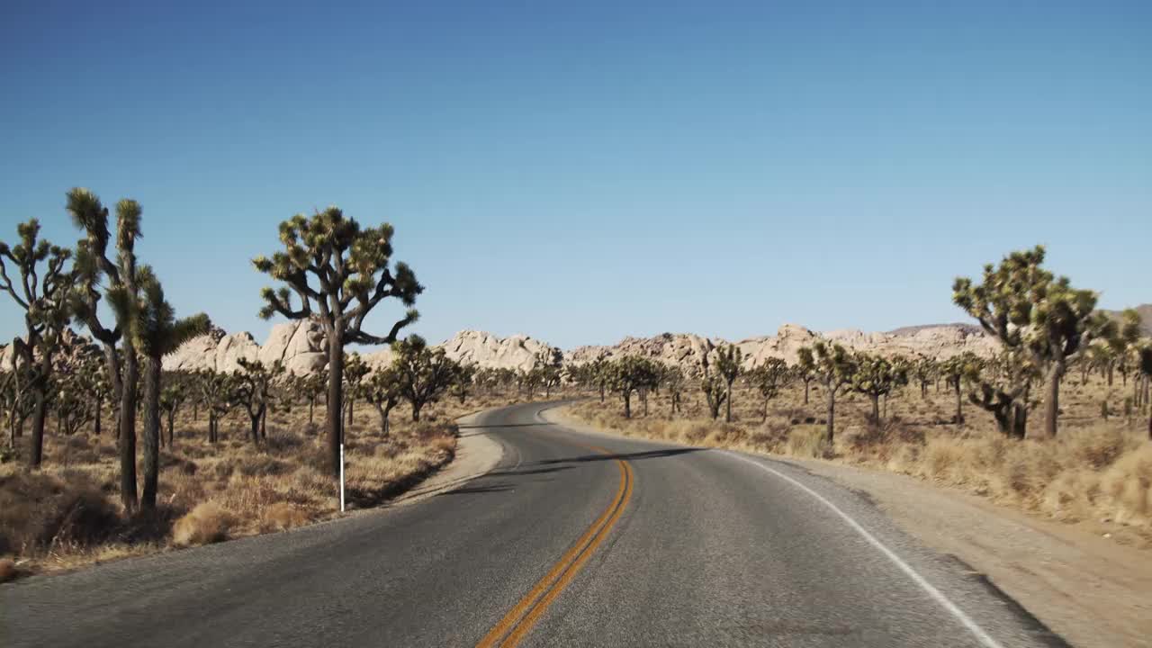 穿越沙漠的公路旅行。视频素材