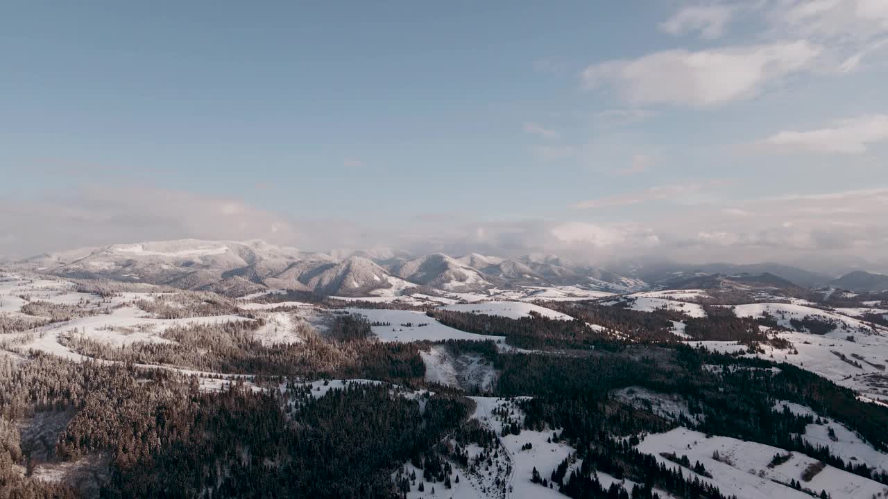 无人机拍摄的白雪覆盖的乌克兰喀尔巴阡山脉视频素材